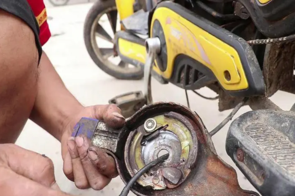 文山电动车刹车故障